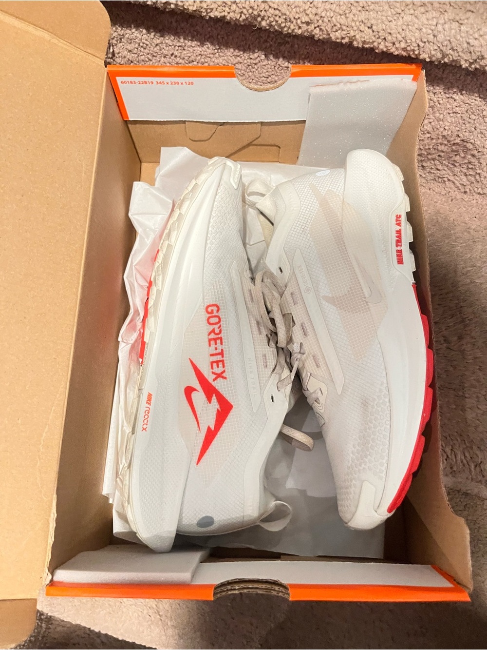 Beautiful Nike GORE-TEX White / Red Men's Waterproof Running Shoes size 9👟